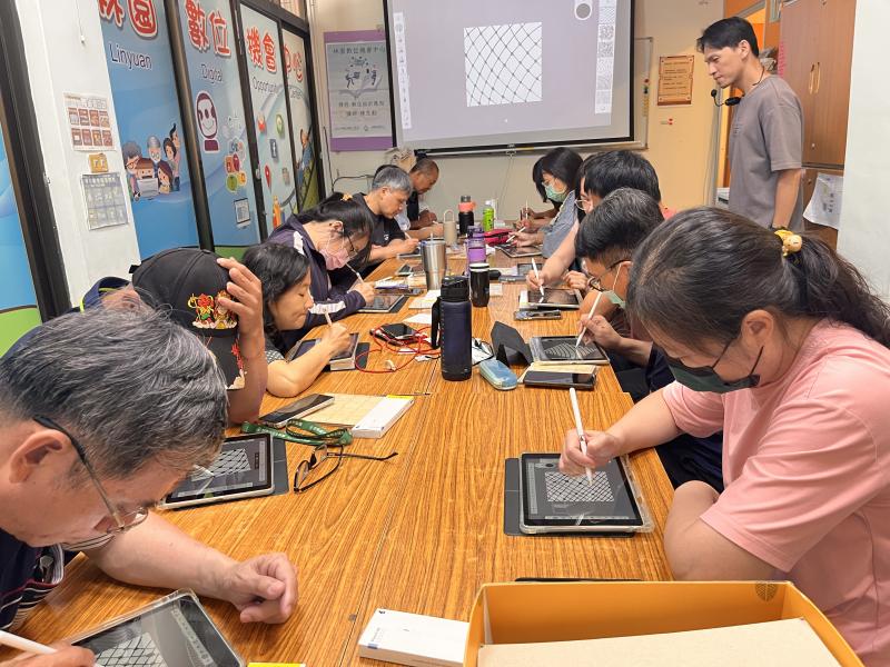 林園DOC持續透過多元數位課程,陪伴民眾探索數位科技應用。