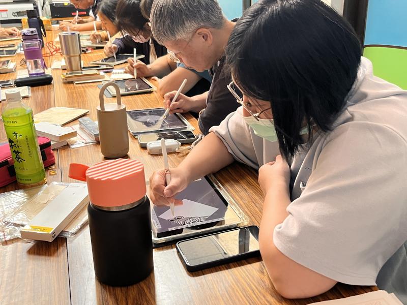 學員使用Sketchbook繪圖軟體,搭配平板與電繪筆,從圓形、方形、三角形等基本圖形開始,練習纏繞畫。