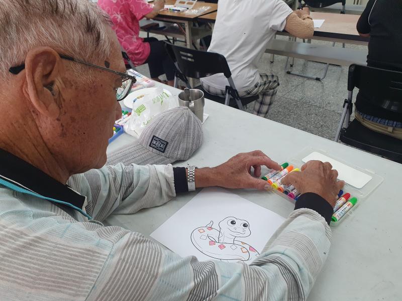 學員用彩色筆彩繪圖案