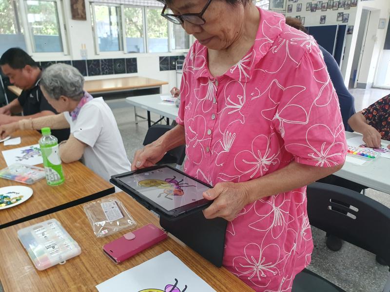 學員使用平板拍攝圖片