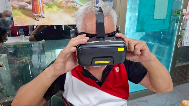 第二次接觸 VR,許多長輩操作更加熟悉,也更勇於探索虛擬世界