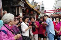 阿嬤開心用拍立得，朝天宮外拍