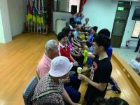 1080824更生日報/光復數位中心 孫子為祖父母按摩