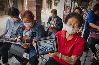 【左鎮DOC】崑大左鎮DOC帶領「千歲班」體驗平板手繪課程 提升偏鄉民眾數位能力