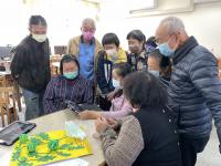 【苗栗縣府新聞】數位機會中心好學習 ─ 後龍長輩偶動畫 重溫童趣樂無窮